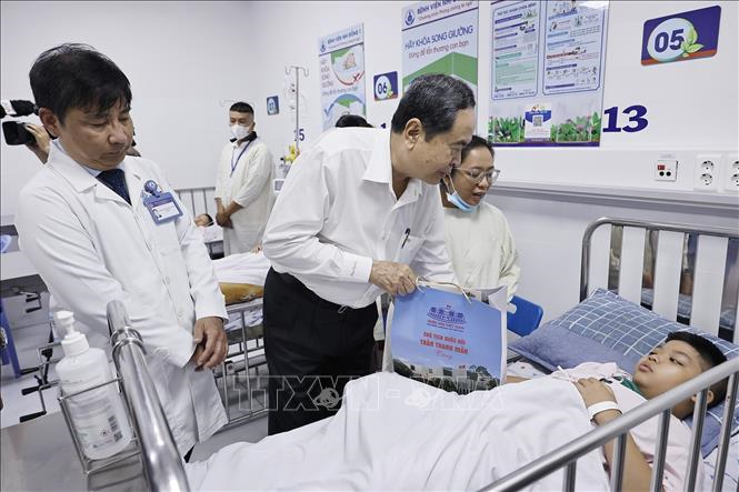 Chủ tịch Quốc hội Trần Thanh Mẫn thăm, động viên các bệnh nhi tại Bệnh viện Nhi đồng 1, TP Hồ Chí Minh